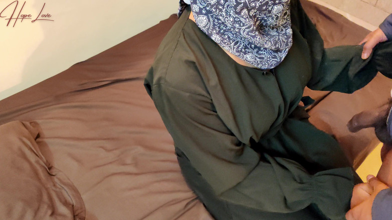 Hope Love: Une musulmane en hijab avec son demi-frère.