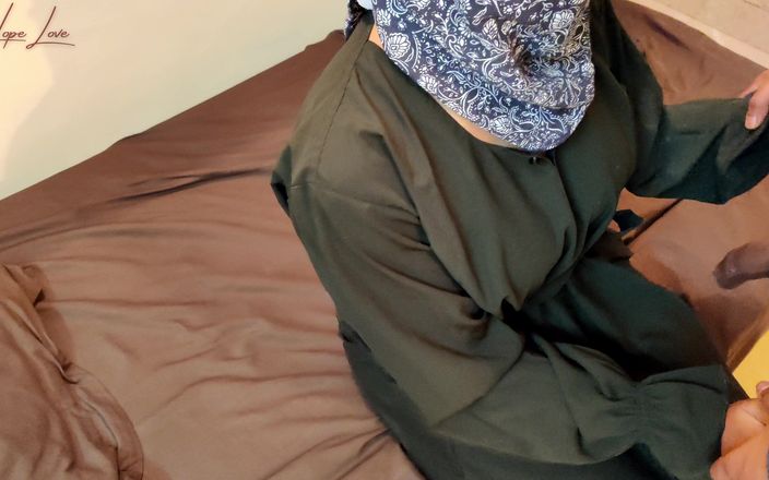 Hope Love: Femeie musulmană hijabi cu fratele vitreg.