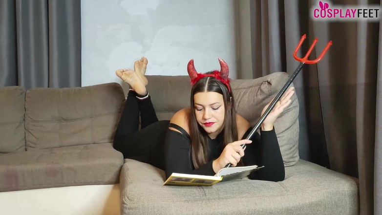 Feet & Cosplay: Morena bomba Dexye como una diablo deliciosamente sexy