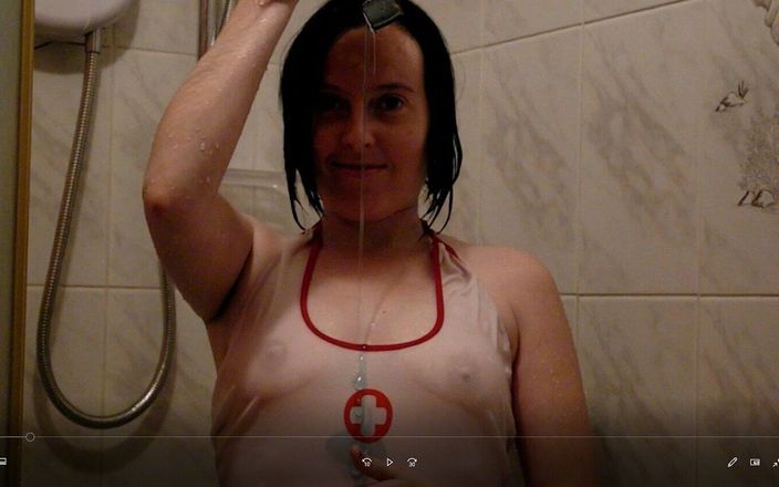 Horny vixen: Sjuksköterska som tar en dusch