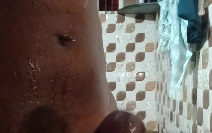 Ravihardcopy: Cul noir visible pendant le bain