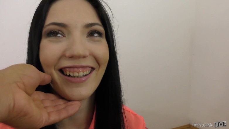 Immoral Live: 자지를 타고 안에 사정하는 작은 Mia Evans
