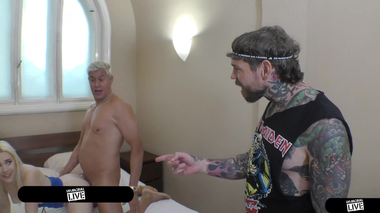 Immoral Live: Memek berbulu istri mungil ellie shoule dibagikan dalam threesome penetrasi...