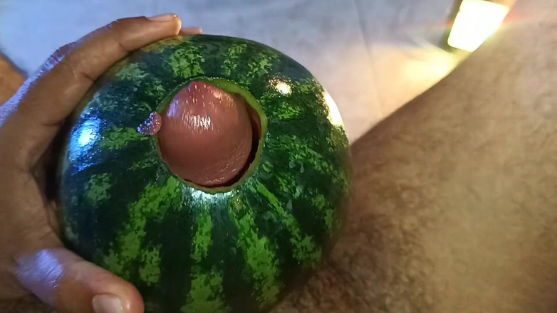 Tommhot: Aku lagi asik masturbasi sampai muncrat sambil ngentot memek semangkaku...