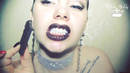 Goddess Misha Goldy: Buze strălucitoare maro și mâncare sexy de ciocolată