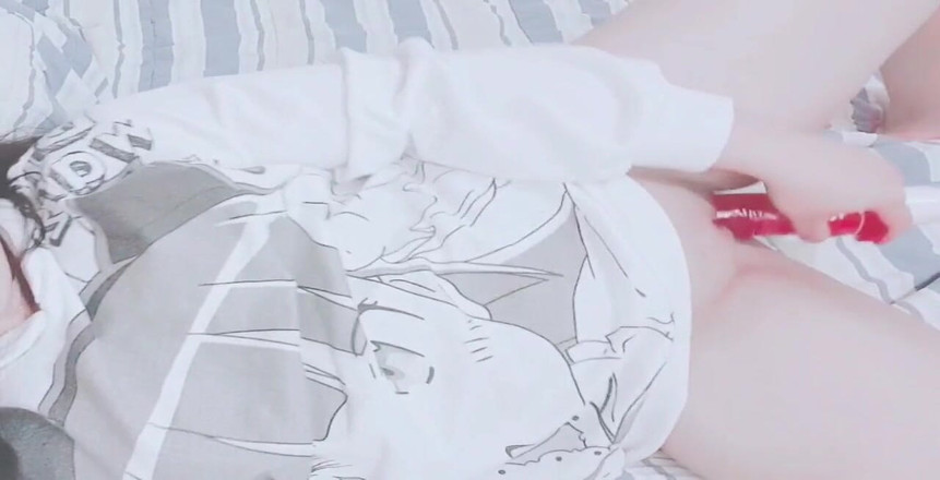 Hana Lily: 쪼이는 작은 보지 딜도 플레이