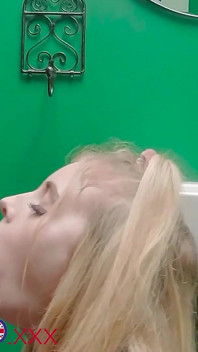 娇小的英国少女的首次射精合集