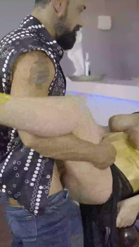 Elina Flower flirte et se fait baiser à poil par une énorme bite