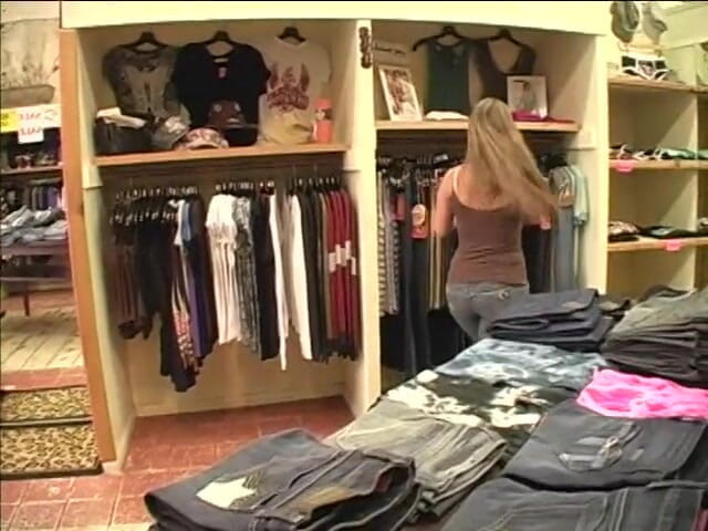 Glory Hole Babes: Cette nana à forte poitrine aime sucer des bites dans la...