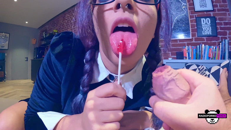 radiopornopanda: Wednesday Addams se fait traiter comme un esclave