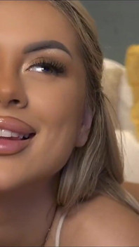 Sexy blondýnka saje a šuká své černé dildo
