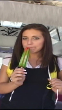 Mladá holka je ošukaná v dodávce
