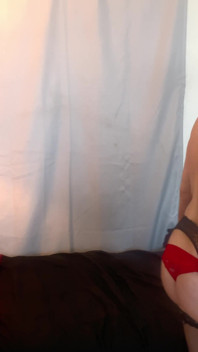 Atrapado masturbándose con las bragas de la madrastra