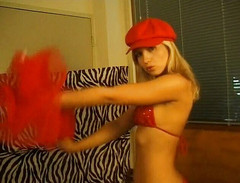 Flash Model Amateurs: Seksi sarışın piliç kamera önünde soyunuyor