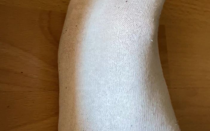 Feet: 穿着白色袜子散步
