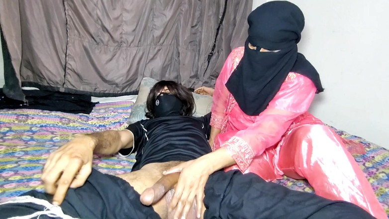 Netu: Une petite amie musulmane chevauche une grosse bite desi dans...