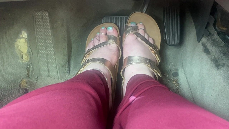 BellaBlast: Pedálová pumpa v sandálech - jízda jednou nohou na plyn a...