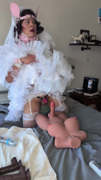 Maricas noiva cavalgando sua boneca