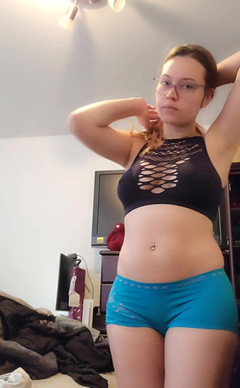 Kira Burn: Spogliarello-provocante al contrario