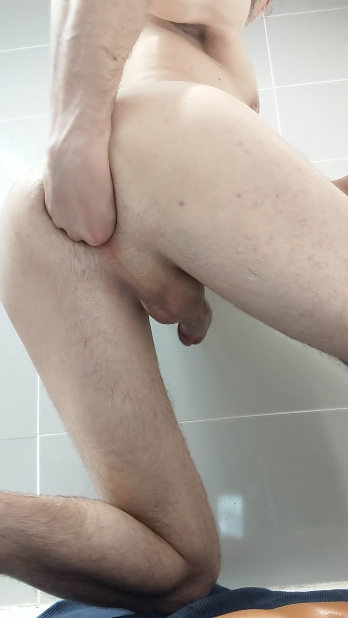 Mike Bi: Saya menyembunyikan dildo besar di pantat saya