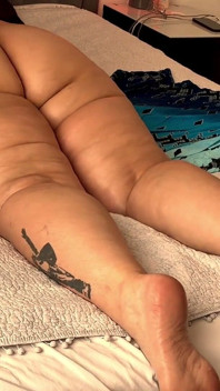 Tlustá děvka sexy manželka si vezme maskovanou bbc bbw zabijáka. Sexy zadek milfky se připravuje na bbc čerstvě ve sprše