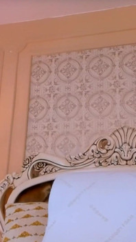 Chica cachonda se mete los dedos en su apretado coño en la cama