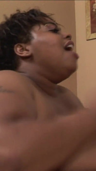 Trixic, UNE BBW noire à la peau baise une bite noire pour profiter du sperme