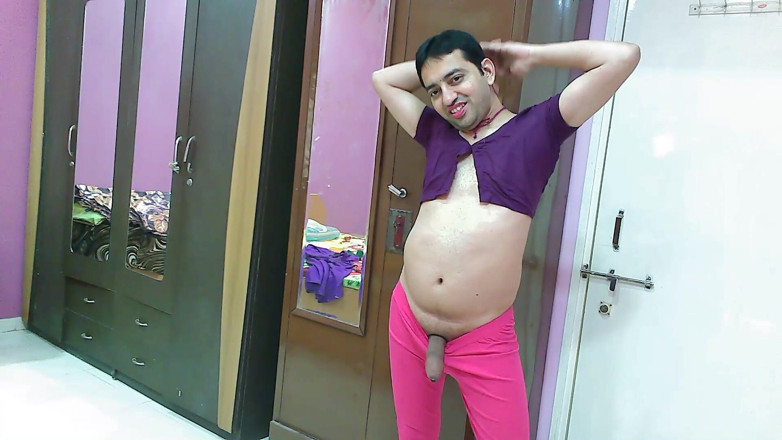 Cute & Nude Crossdresser: Süßer sissy-transvestiert femboy Sweet Lollipop in einem top und eng.