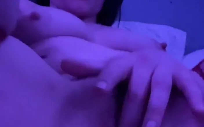 AdalynnX: Tření mé kundičky v barevných světlech