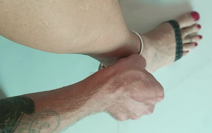 Kinky Alice: Alise plast en toont mooie voeten en tenen