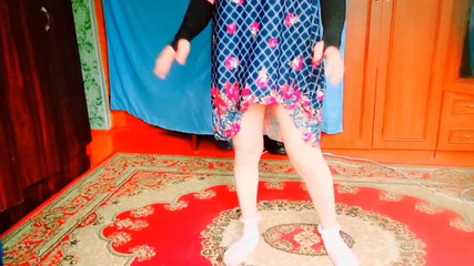 Kitty_Cross: ピンクのバラの花束を持った美しいシーメールのポーズ