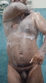 Un Papa Indien Nu Profite D’une Douche Torride Et Exhibe Son Corps Mouillé
