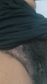 Tante seksi dengan jembut lebat lagi asik muasin memeknya pakai mainan seks favoritnya