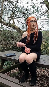 Ginger trans menina mostra sua bunda