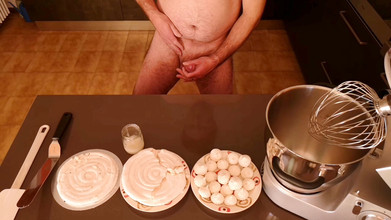 Cicci77: "Cicci77 après avoir collecté 50 grammes de sperme, prépare un gâteau...