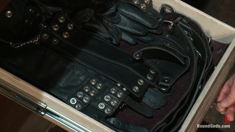 Bound gods: Tolong tase pantatku yang masih 19 tahun saat kamu muncrat, pak!