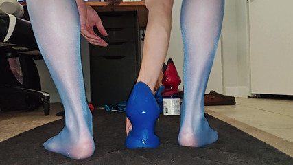 Da Boss: Kadın kılıklı bekaret kemeri içindeyken tıkaç ve dildolarla maksimuma genişletiyor