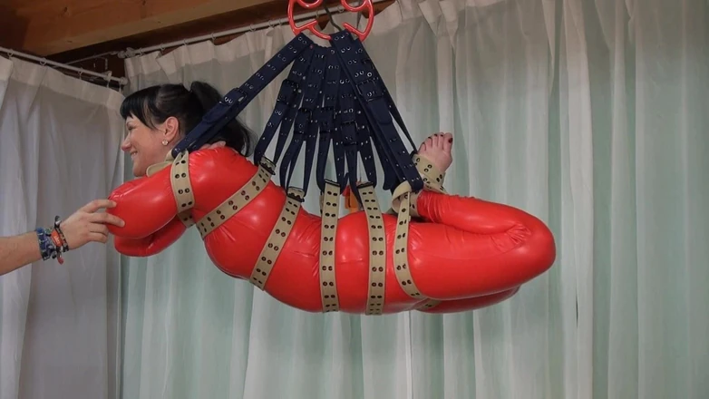 Yvette xtreme: Suspensão do cinto e um macacão vermelho - Yvette Costeau em...