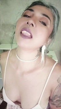 Ti mangia vivo come un verme gommoso