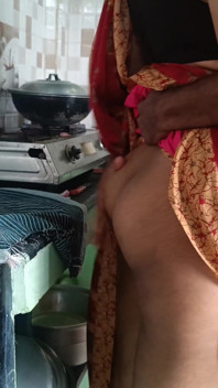 Esposa da casa chupa vizinho na cozinha quando o marido não está lá em casa