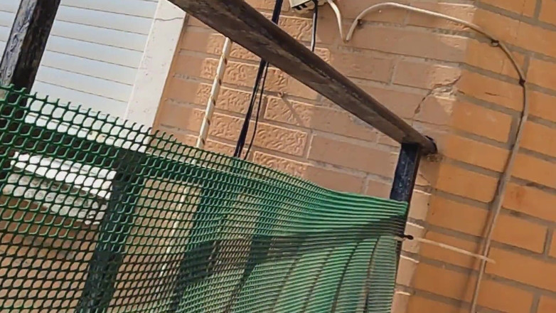 Cool Body: スパンデックスの男がバルコニーで近所中の前で射精している