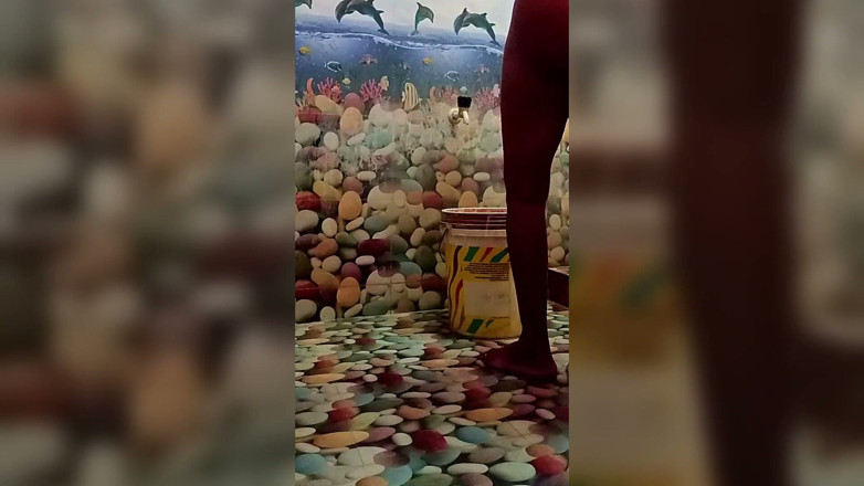 Ammukutty88: Hon tar av sig kläderna i badrummet och tvättar sin...