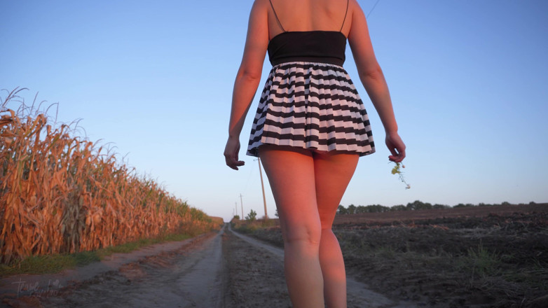 Teasecombo 4K: 偷窥热辣的亚洲女孩在裙子下露出内裤幻想