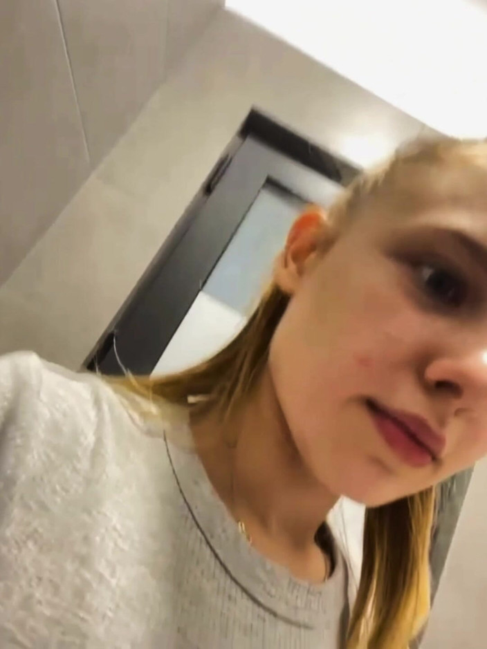 JuiceLussie: ジムでのハードオナニー