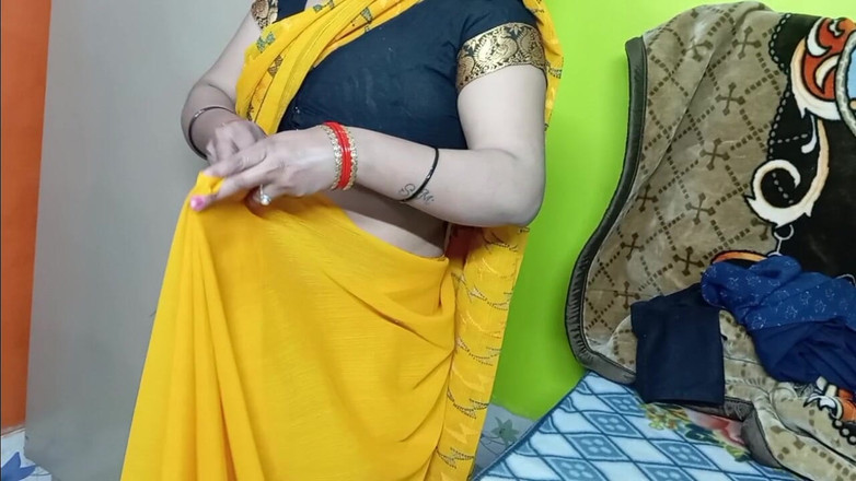 Manjushukla: Une belle bhabhi porte un sari jaune