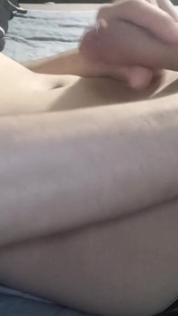 Cara Deitado Na Cama Masturbando