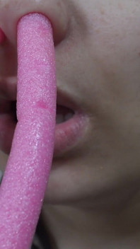 Se joacă cu nasul meu. Mi-am băgat un tampon de silicon roz subțire în nas și mă joc cu el. Nu știu ce este,