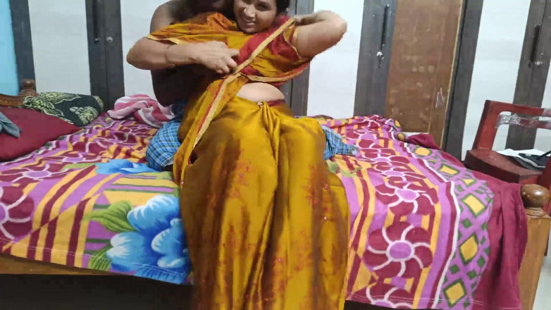 Sexy sindu: Sindu Bhabhi Saree занимается сексом с Devar в спальне