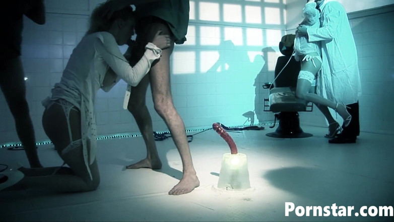 Pornstars: 性饥渴的瓦莱丽珍珠被两个壮男狠操