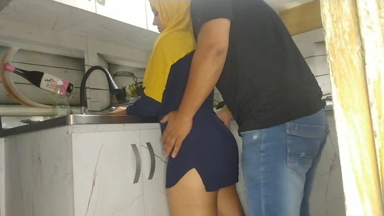 1lindapareja: Muslim selamba di dapur dikongkek